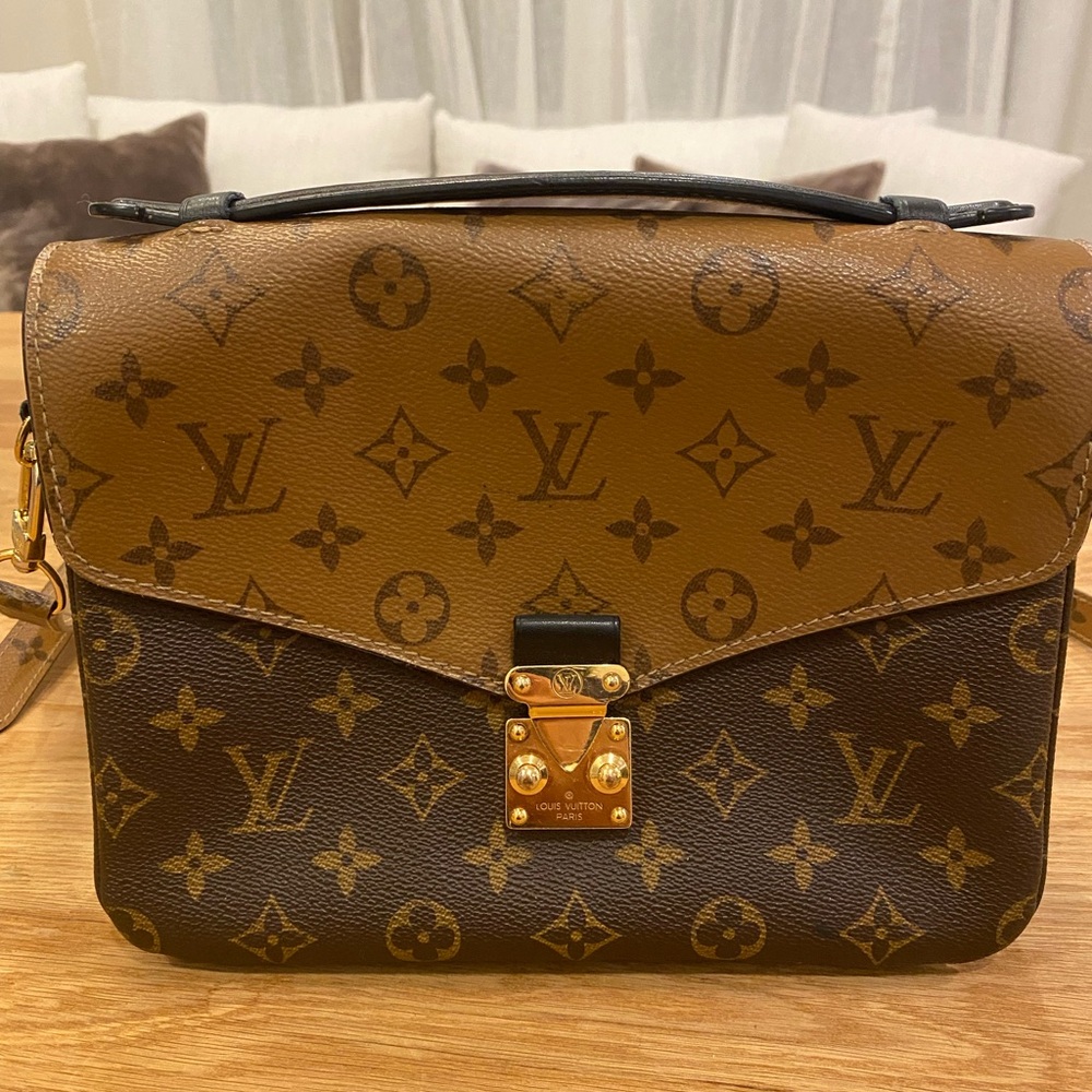 Louis Vuitton Pochette Métis in Reverse Monogram Authentic